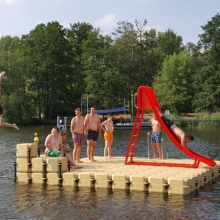 BADEINSELN MIT ECKAUFDOPPLUNGEN UND RUTSCHEN