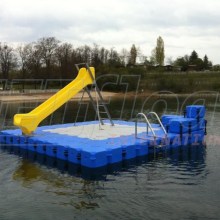 schwimmende-badeinsel-mit-rutsche-1
