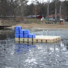 schwimmende-badeinsel-mit-rutsche-2