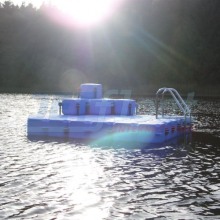 schwimminsel-mit-rutsche-13