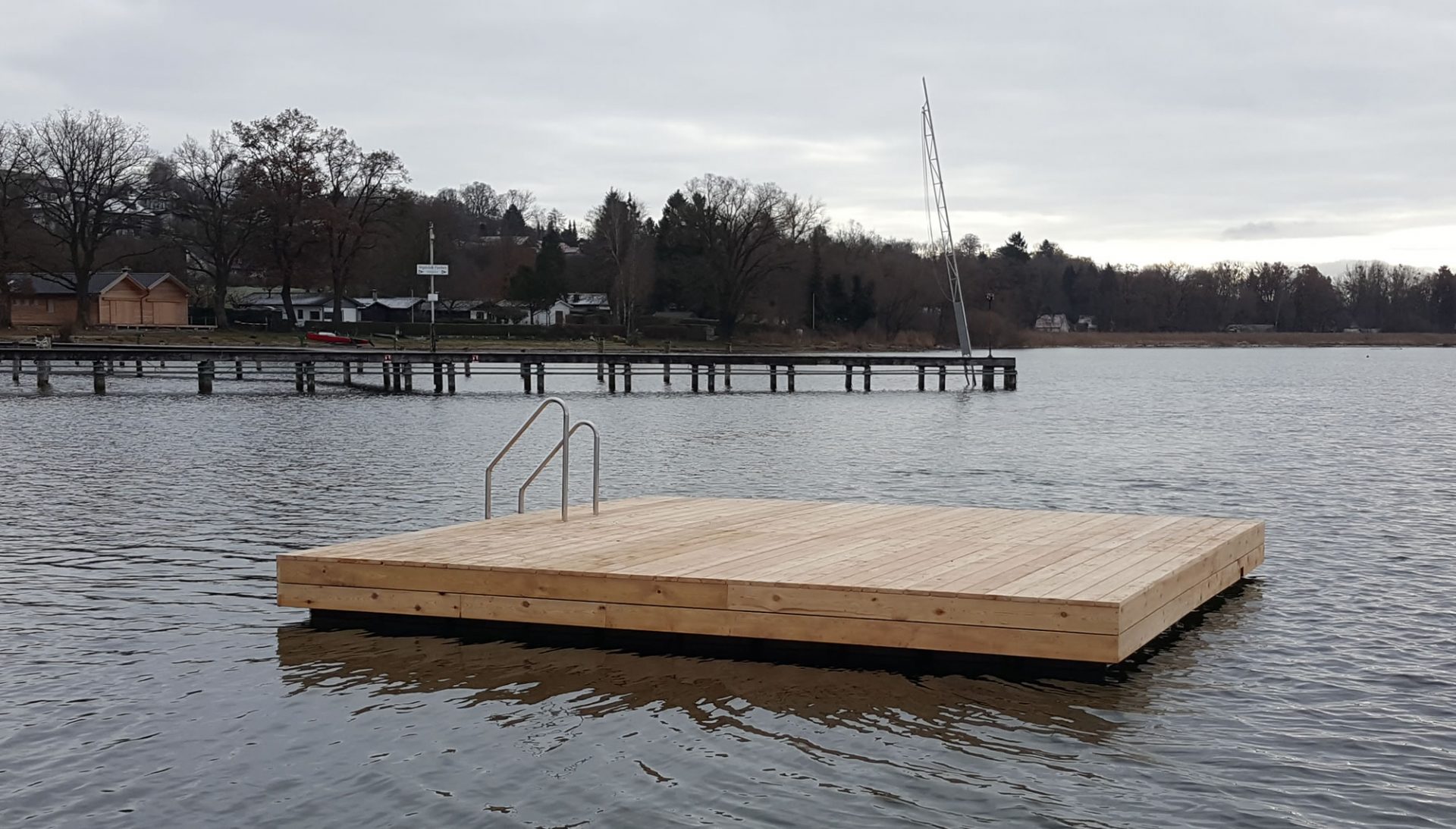 Ponton Badeinsel mit Holz verkleidet am Ammersee