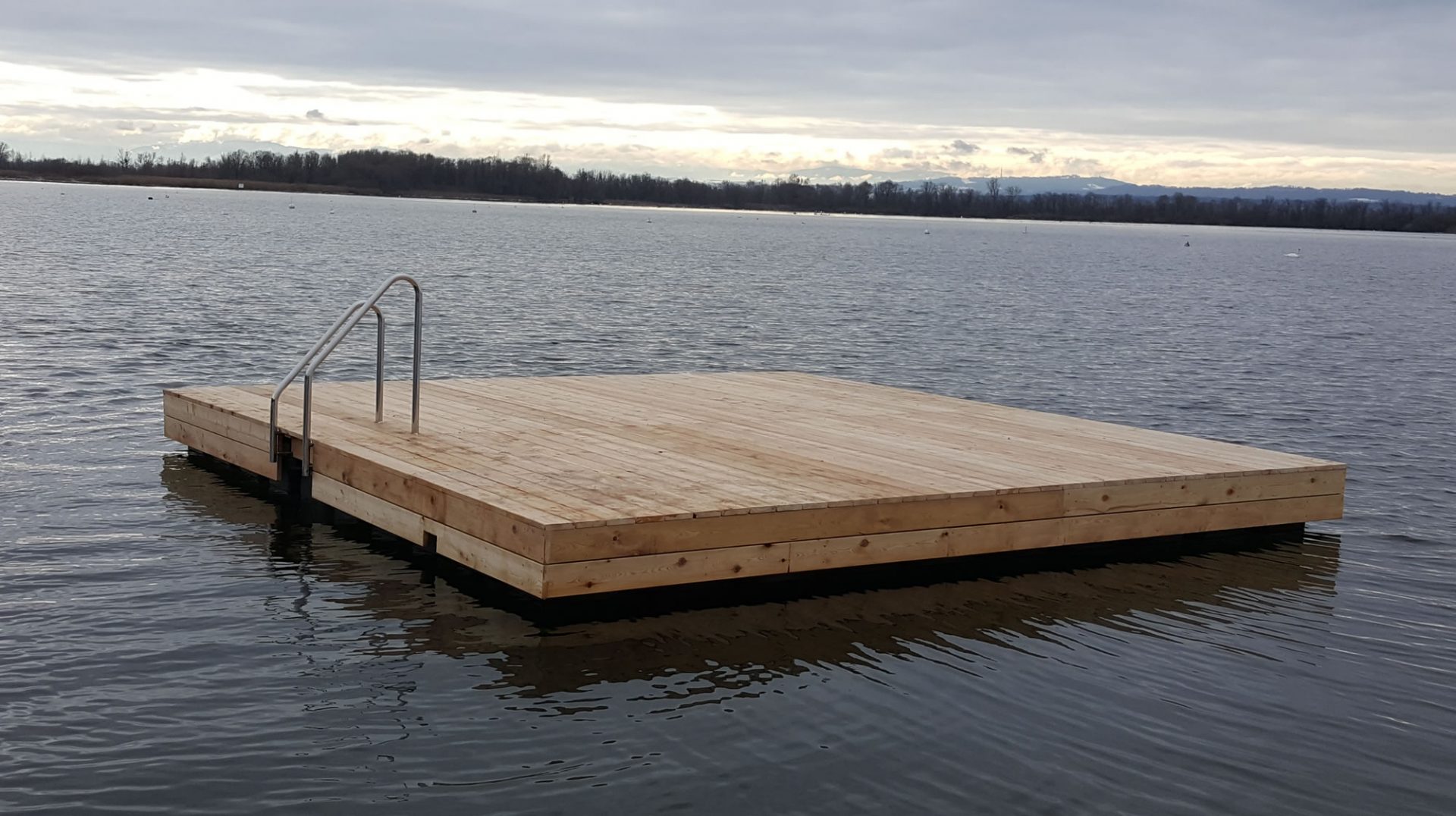 Ponton Badeinsel mit Holz verkleidet am Ammersee