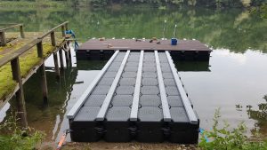 Ponton Badesteg kaufen in Holz Optik mit Duwe & Partner & JETfloat Schwimmkörpern 