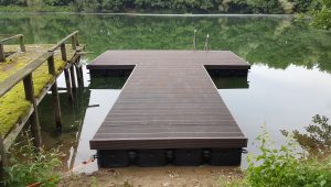 Ponton Steganlage bauen mit Schwimmkörpern und Holz Optik Verkleidung