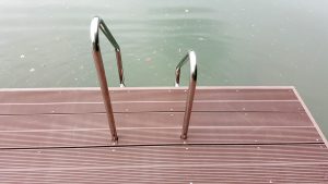 Pontons kaufen - Edelstah Badeleiter an Ponton Badesteg mit Holz verkleidung