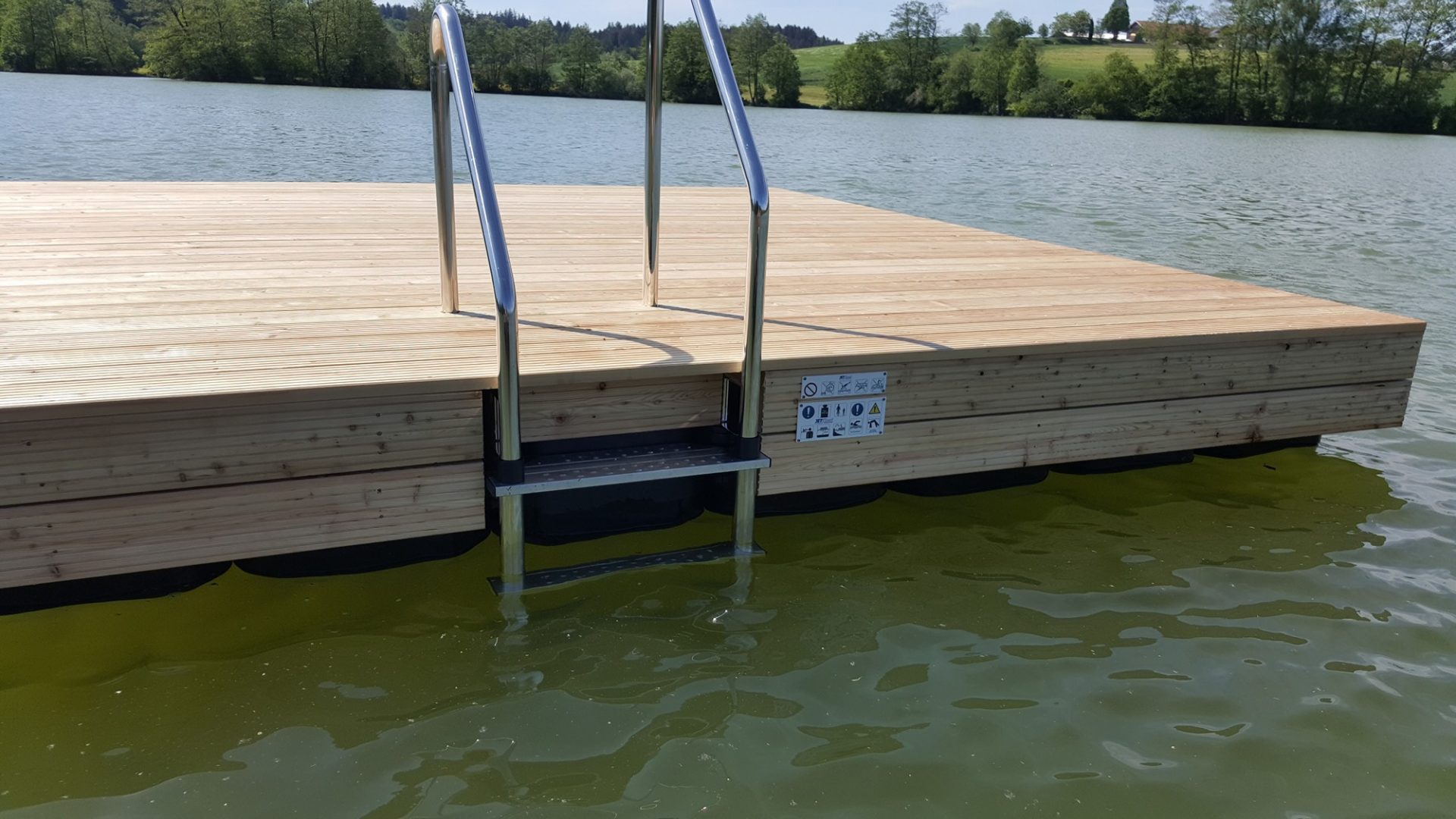 Schwimmkörper Badeinsel mit Holz verkleiden - Duwe & Partner ...