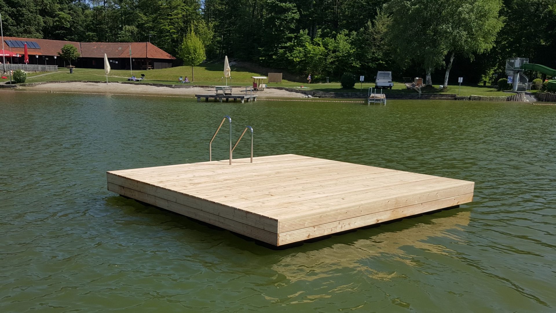 Schwimmkörper Badeinsel mit Holz verkleiden - Duwe & Partner ...