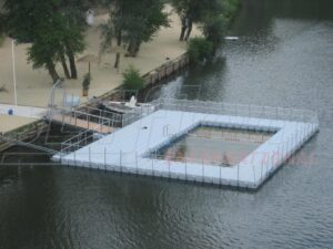 SCHWIMMPLATTFORMEN MIT INNENPOOL