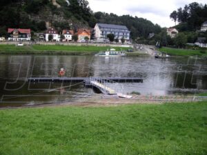 Sportboot Schwimmstege